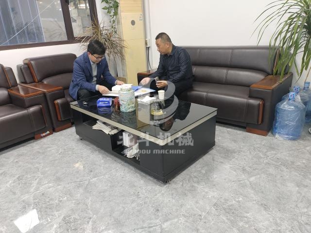 鋸末粉碎機(jī)木材加工新潮流吸引客戶(hù)來(lái)訪(fǎng)