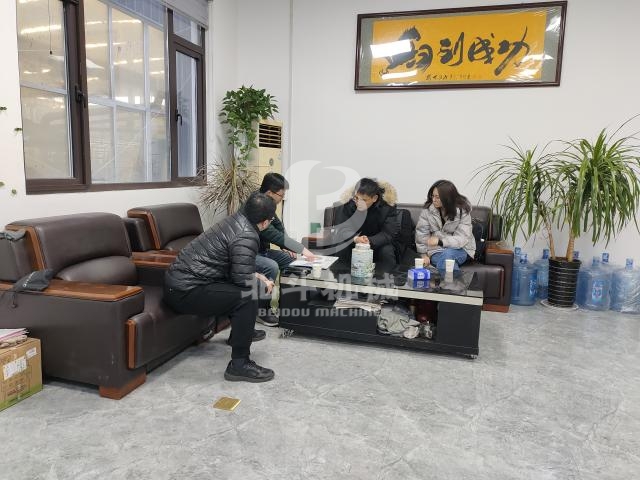 木材粉碎機(jī)性能優(yōu)異吸引北京客戶(hù)來(lái)訪(fǎng)