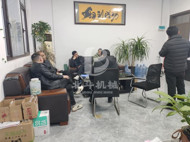 江西客戶(hù)專(zhuān)程來(lái)訪(fǎng):了解樹(shù)枝粉碎機(jī)