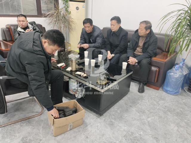 河北客戶(hù)專(zhuān)程了解全新技術(shù)木材削片機(jī)