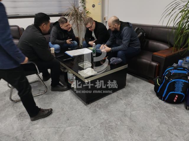客戶來訪報(bào)導(dǎo):外國客戶探索綜合破碎機(jī)的功能與優(yōu)勢(shì)